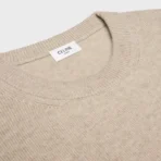 DETAILS 100% CASHMERE TONE-ON-TONE TRIOMPHE EMBROIDERY CLASSIC FIT CREW NECK LONG SLEEVES RIBBED TRIM MADE IN THE UK REFERENCE : 2AD7C264W.02OQ CARE AND MAINTENANCE DO NOT WASH WITH WATER. ONLY USE BLEACH-FREE LAUNDRY PRODUCTS. DO NOT TUMBLE DRY. LINE DRY WITHOUT SPIN. MAXIMUM IRONING TEMPERATURE: 110°C / 230°F DO NOT USE STEAM. THE ITEM CAN BE DELICATELY DRY CLEANED WITH HYDROCARBONS.